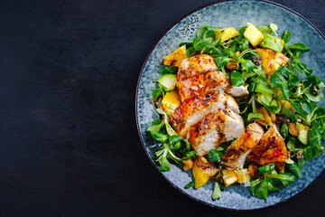 Traditionaler deutscher Feldsalat mit Hähnchen Brust, Obst und Cashewnüsse serviert mit würziger...