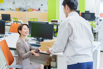 荷物を届ける配達員