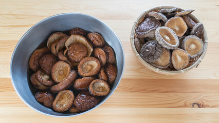 干し椎茸と水で戻した干し椎茸
