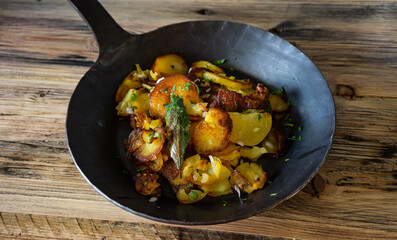Bratkartoffeln in einer Gusspfanne gebraten 