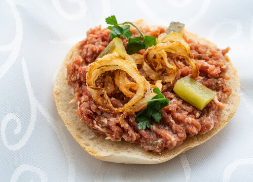 Mett Br&ouml;tchen mit Zwiebel Gurke 