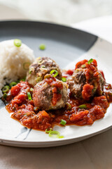 Fleisch Bällchen mit Käse gefüllt Tomatensauce und Reis 