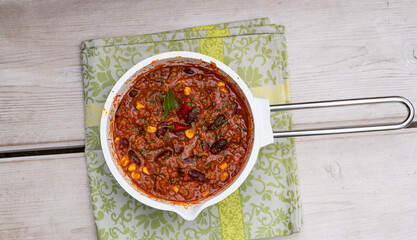 Eintopf mit Bohnen, Hackfleisch, Paprika, im Topf 