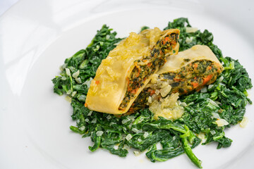 Gemüse Maultaschen auf Spinat 