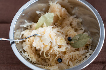 Sauerkraut in einer Schüssel mariniert 