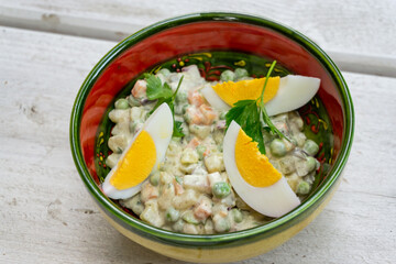 Gemüsesalat mit Mayonnaise und Eiern 