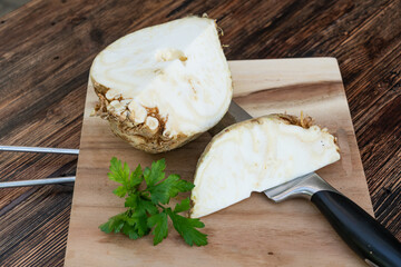 Sellerie frisch auf einem Brett angeschnitten 