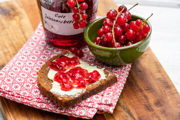 Schweinehals am Stück auf dem Grill glacieren 