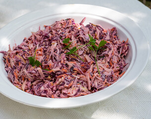 Cole slaw Salat aus Rotkohl 