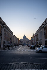 Fototapeta na wymiar Widok na Watykan z Rzymu, plac świętego Piotra i bazylikę, zachód słońca bezchmurne niebo
