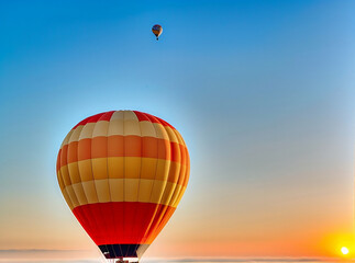 Obraz premium hot air balloon in sunset