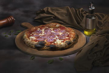 Pizza napolitana de pepperoni horneado de forma artesanal  