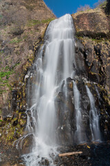 断崖から流れ落ちる春の滝

