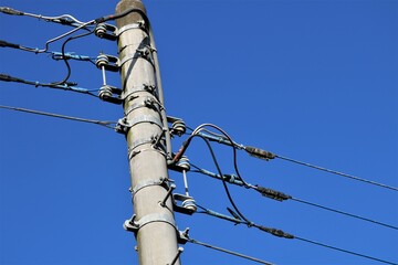 冬の青空と電柱　田舎の道