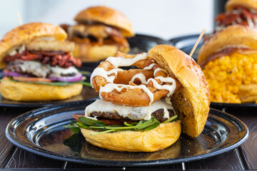 hamburguesa con aros de cebolla