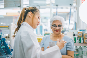 Obraz premium Pharmacist giving advice And advice for patients who come to buy Medicine, Drugs, Vitamins products, according to prescriptions in modern pharmacies.