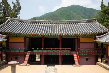 한국의 유명한 여행지 중 하나 인 경주의 불국사, 괘릉, 그리고 한국의 서원중 하나 인 경주 옥산서원의 풍경