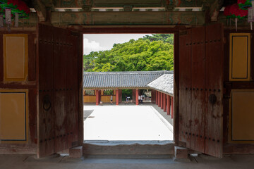 한국의 유명한 여행지 중 하나 인 경주의 불국사, 괘릉, 그리고 한국의 서원중 하나 인 경주 옥산서원의 풍경