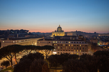 Fototapeta na wymiar Widok na wieczorny Watykan i bazylikę świętego Piotra. Widok z okna murów zamku świętego Anioła