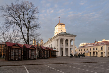 Obraz premium View of the City Hall building on Freedom Square and the monument 