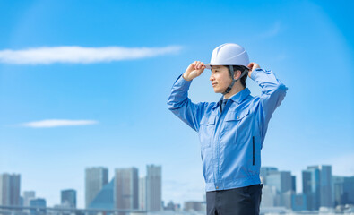 建築・男性・青空