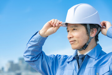建築・男性・青空