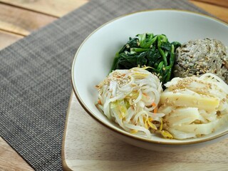 한국 전통음식, 도라지, 숙주나물, 시금치, 봄나물