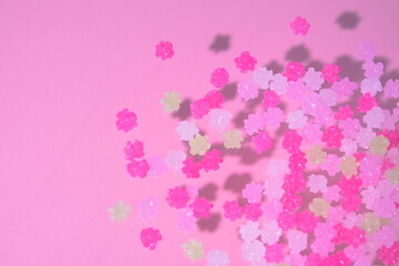 カラフルな日本の飴細工「金平糖」を浮かせたように撮影した右寄りの写真