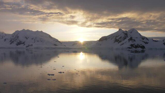 Antarctic Sunset, Paradise Bay, Antarctic Peninsula
Steady shot from antarctica at sunset, 2023

