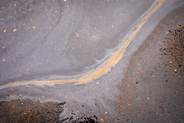 Obraz premium Water with patches of gasoline and oil.