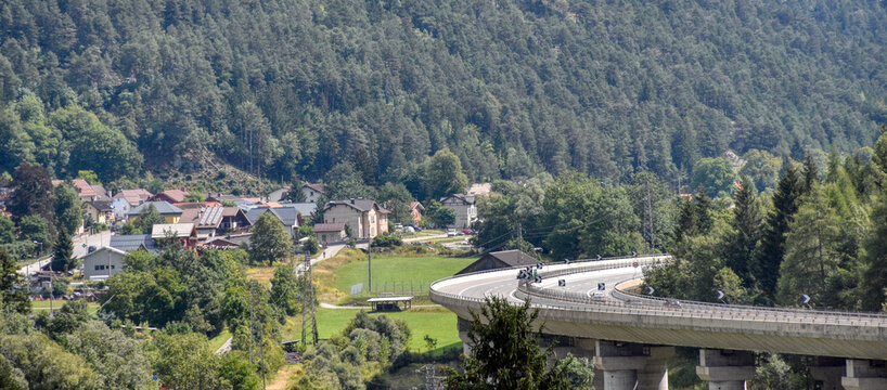 Kanaltal, Autobahn, Malborghetto, Br&uuml;cke, Autobahnbr&uuml;cke, Verkehrsader, Betonbr&uuml;cke, Tarvis, Italien, Tal, Verkehrsweg, A 23, Val Canale, Trasse, Trassenf&uuml;hrung, Hochspannung, Hochspannungsleitung, Le