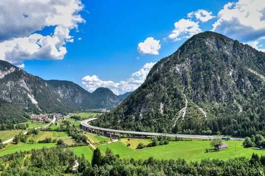 Kanaltal, Autobahn, Malborghetto, Br&uuml;cke, Autobahnbr&uuml;cke, Verkehrsader, Betonbr&uuml;cke, Tarvis, Italien, Tal, Verkehrsweg, A 23, Val Canale, Trasse, Trassenf&uuml;hrung, Hochspannung, Hochspannungsleitung, Le