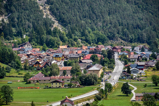 Kanaltal, Val Canale, Malborghetto, Malborgeth, Tarvis, Italien, Tal, Dorf, Siedlung, H&auml;user, Stra&szlig;e, Landstra&szlig;e, Alpen, Wald, Bergwald, Tal, Wiese, Feld, Haus, Karnische Alpen, Julische Alpen, Montas