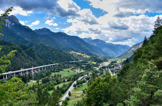 Kanaltal, Autobahn, Malborghetto, Br&uuml;cke, Autobahnbr&uuml;cke, Verkehrsader, Betonbr&uuml;cke, Tarvis, Italien, Tal, Verkehrsweg, A 23, Val Canale, Trasse, Trassenf&uuml;hrung, Hochspannung, Hochspannungsleitung, Le