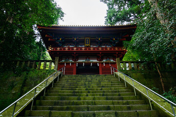階段の先にある緑に囲まれた榛名神社の本堂