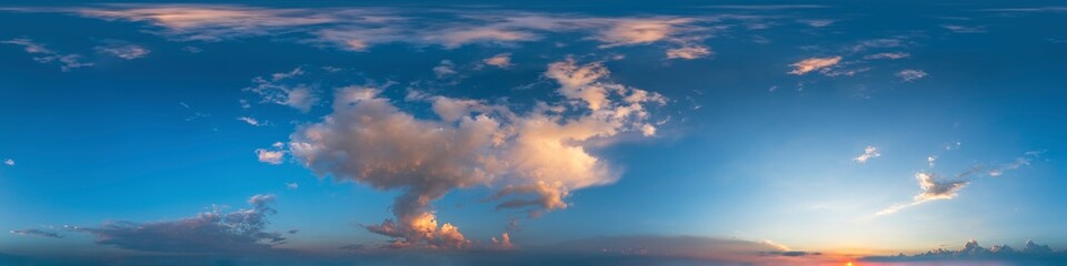 Nahtloses Himmels-Panorama mit romantischem Abendhimmel, 360-Grad-Ansicht mit rötlichen Wolken zur Verwendung in 3D-Grafiken als Himmelskuppel oder zur Nachbearbeitung von Drohnenaufnahmen
