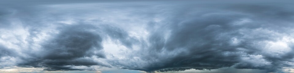 Nahtloses Himmels-Panorama mit aufziehendem Unwetter, 360-Grad-Ansicht mit dramatischen Wolken zur Verwendung in 3D-Grafiken als Himmelskuppel oder zur Nachbearbeitung von Drohnenaufnahmen
