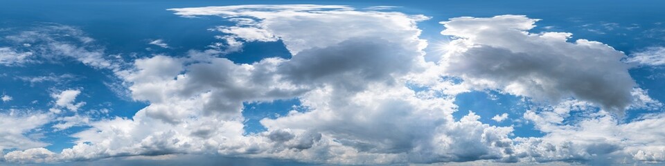 Nahtloses Panorama mit weiß-blauem Himmel in 360-Grad-Ansicht mit dichter Cumulus-Bewölkung zur Verwendung in 3D-Grafiken als Himmelskuppel oder zur Nachbearbeitung von Drohnenaufnahmen
