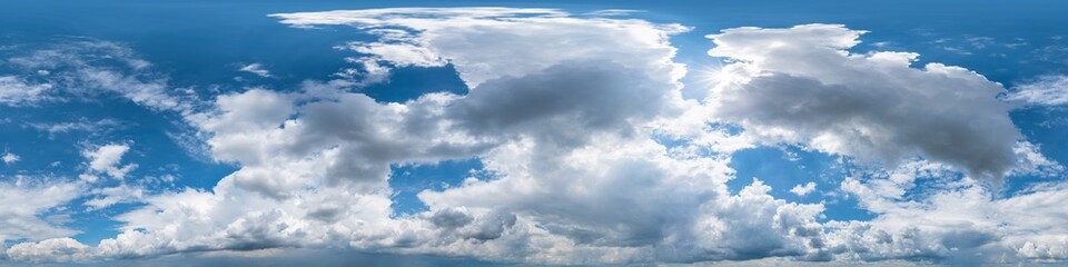 Nahtloses Panorama mit weiß-blauem Himmel in 360-Grad-Ansicht mit dichter Cumulus-Bewölkung zur...