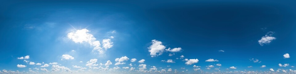 Naklejka na ściany i meble Nahtloses Panorama mit wenigen Wolken - 360-Grad-Himmels-Ansicht mit Cumuli zur Verwendung in 3D-Grafiken als Himmelskuppel oder zur Nachbearbeitung von Drohnenaufnahmen