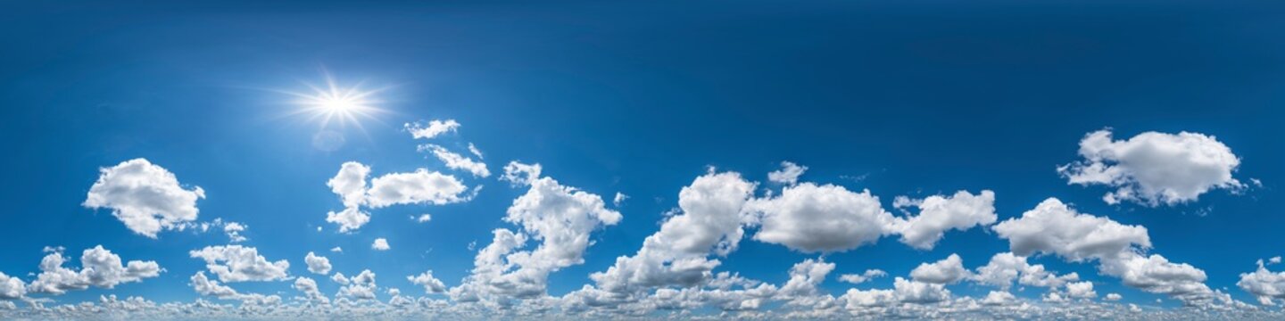 Nahtloses Panorama mit locker bewölktem Himmel - 360-Grad-Ansicht mit schönen Cumulus-Wolken zur Verwendung in 3D-Grafiken als Himmelskuppel oder zur Nachbearbeitung von Drohnenaufnahmen
