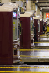 阪急梅田駅で発車を待つ電車