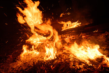 激しく燃え上がる焚き火