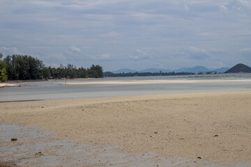 Meer Strand in Thailand bei Ebbe 