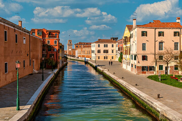 Fototapeta na wymiar Narrow canal and typical houses in Venice, Italy.