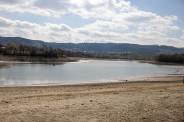 Abgelassener ausgetrockneter See mit toller Landschaftlichen Umgebung