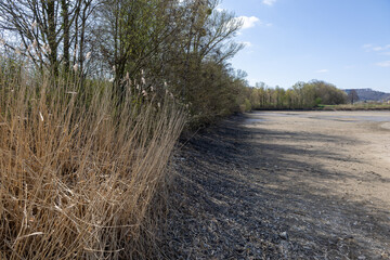 Abgelassener ausgetrockneter See mit toller Landschaftlichen Umgebung