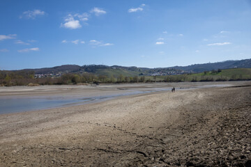 Abgelassener ausgetrockneter See mit toller Landschaftlichen Umgebung