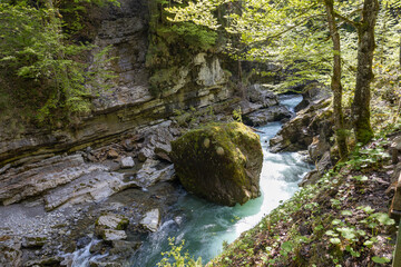 Klamm Gebirgsfluss Alpen mit Steinen und Felsen