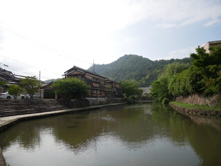 Obraz premium 伝統的な川辺の街